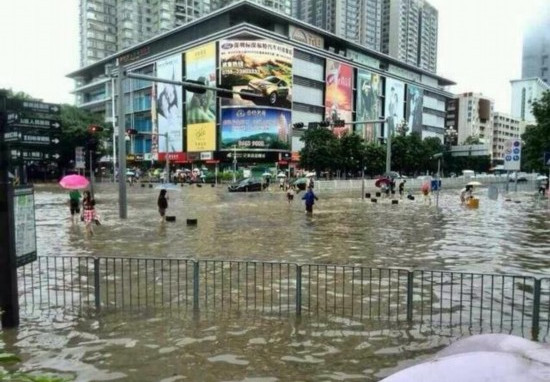 暴雨襲擊后圖片