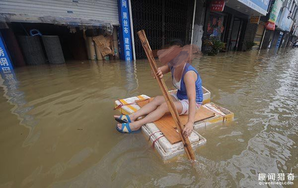 暴雨襲擊后圖片